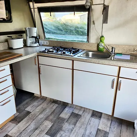 Grosser-schoener-wohnwagen-mit-garten-in-groemitz-400m-vom-meer *