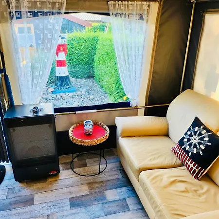 Grosser-schoener-wohnwagen-mit-garten-in-groemitz-400m-vom-meer Ferienhaus